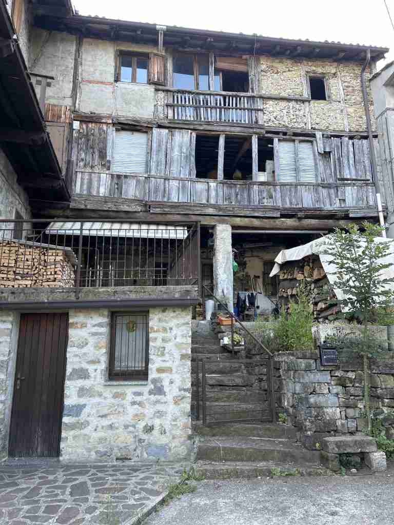 Antica Lobbia in legno a Callameri