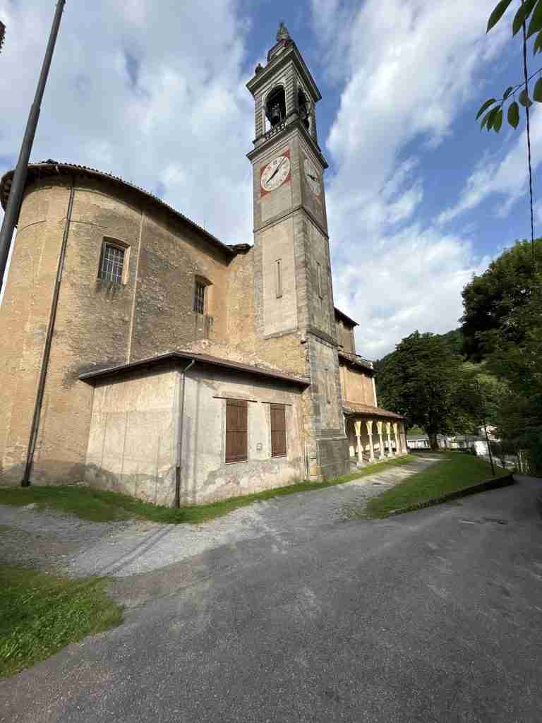 Dettaglio sul campanile e l'orologio chiesa di San Pietro