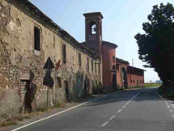 Cascina con Chiesetta di fronte al Castello Anno 2017 (La cascina a sinistra è stata abbattuta perché pericolante.