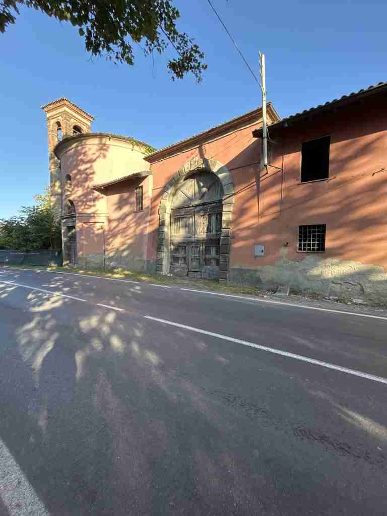 Il complesso di fronte al Castello, disabitato, è all'asta
