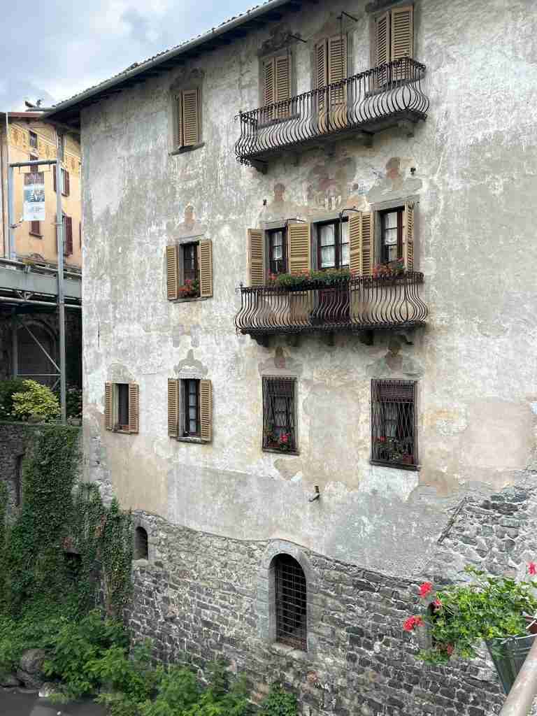 San Giovanni Bianco affreschi su lato Palazzo Boselli