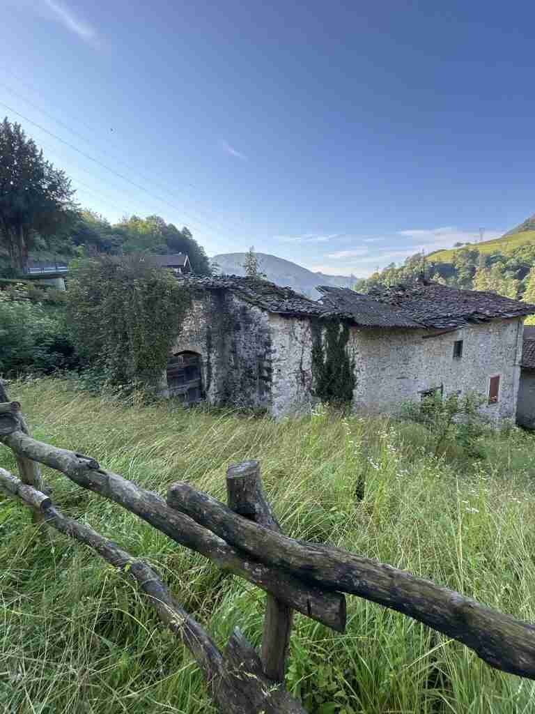 Vista dall'alto delle case abbandonate