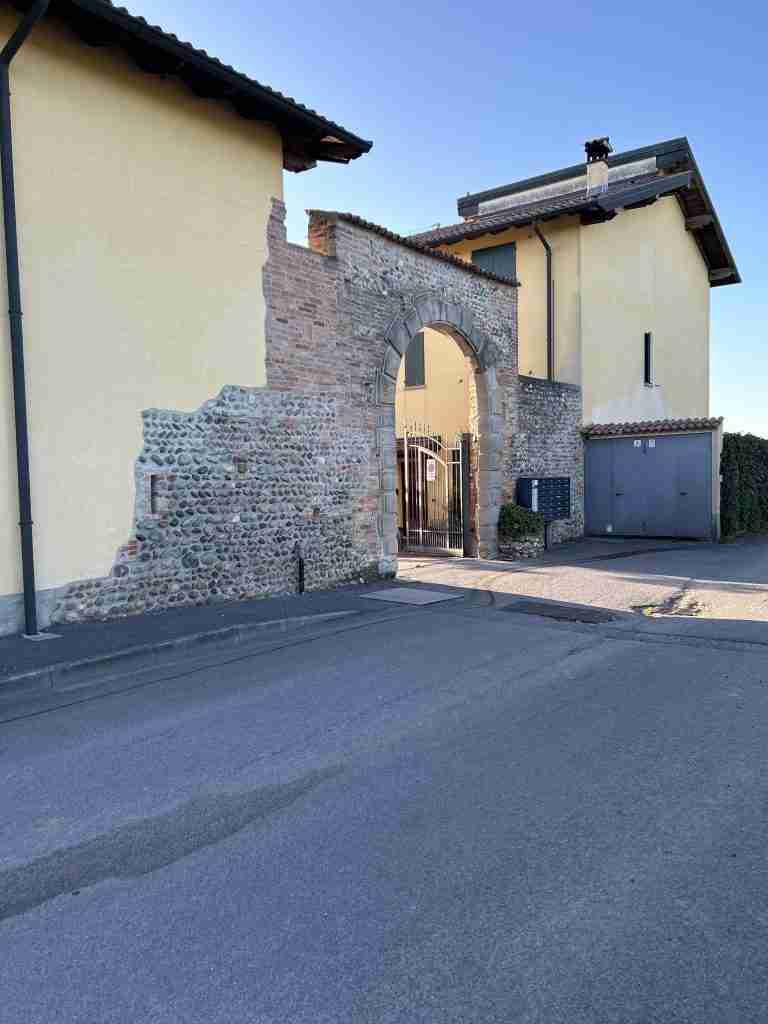 Arco d'ingresso alla corte