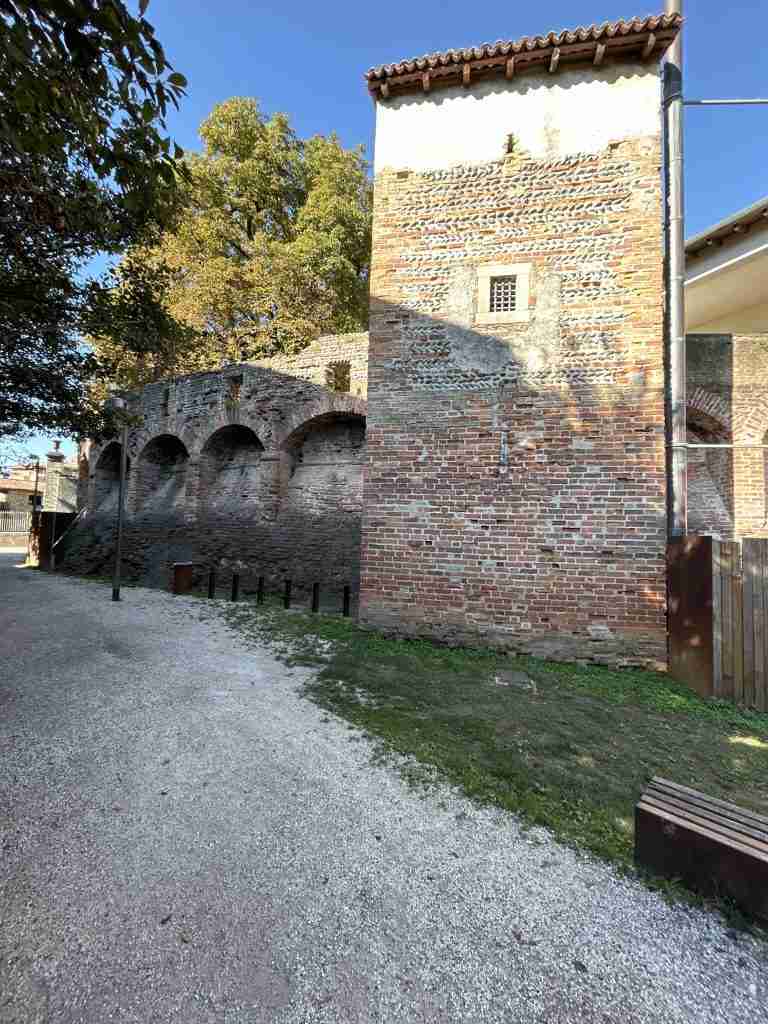 Muri di fortificazione presso la torre d'accesso