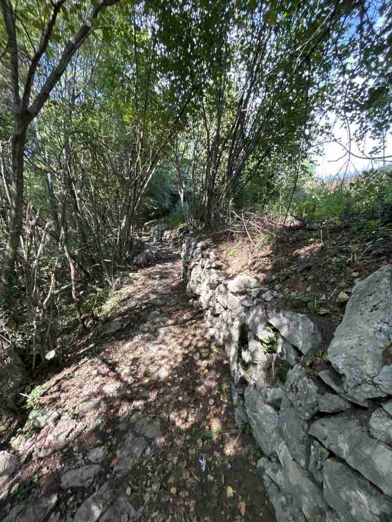 La mulattiera si restringe e continua a salire