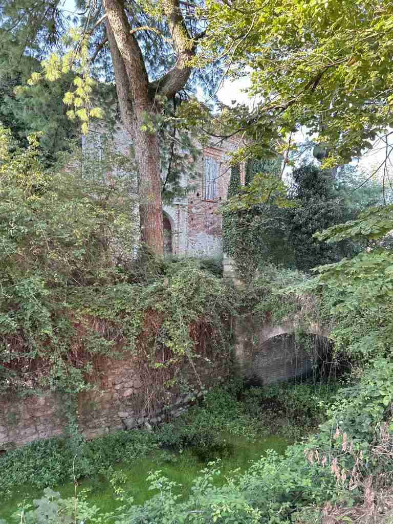 Ponticello sul fossato verso l'ingresso al castello