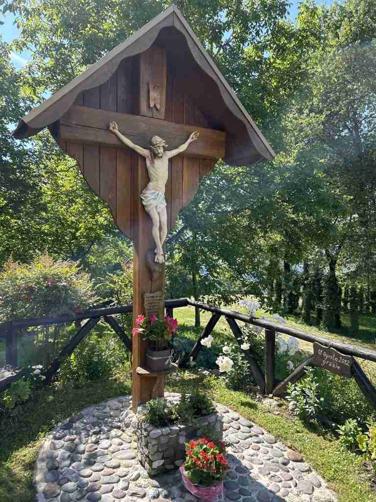 Crocefisso con invito a una sosta di preghiera