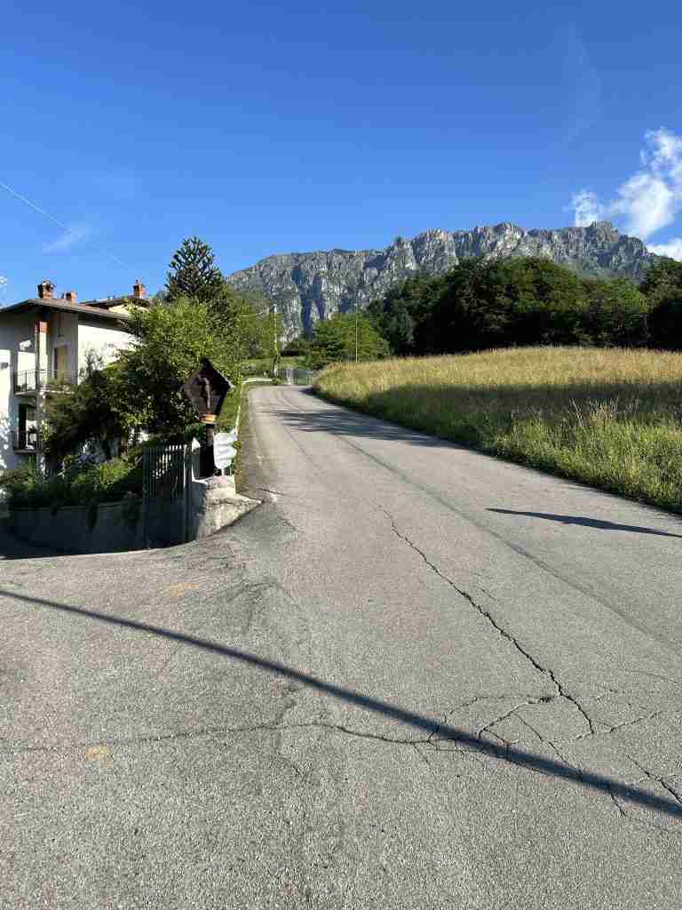 Salita alla Pianca di sfondo il Monte Cancervo