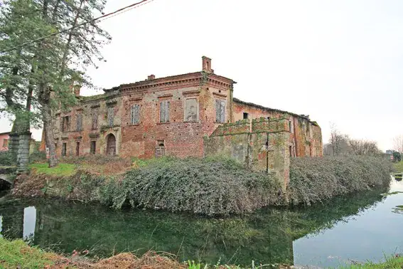 Castel Liteggio fossato con acqua - anno 2007