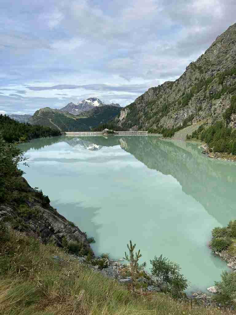 L'acqua proveniente dal ghiacciaio tende al grigio