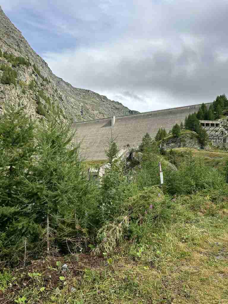 Diga di Alpe Gera dalla strada di accesso
