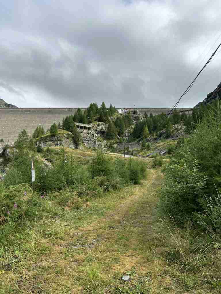 Sentiero verso l'accesso alla Diga