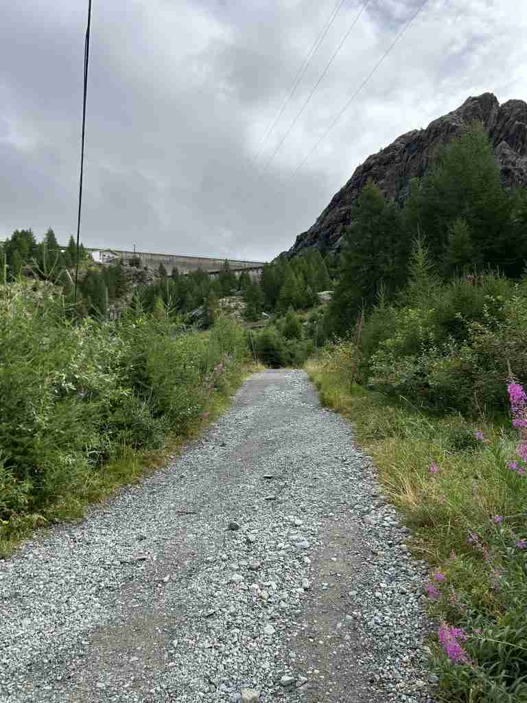 Salita su traccia ghiaiosa verso la Diga