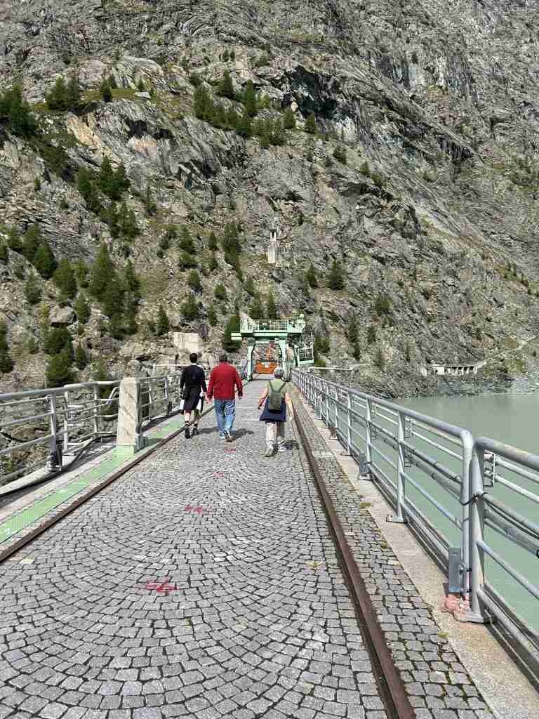 Sullo sfondo il percorso ad anello attorno al lago