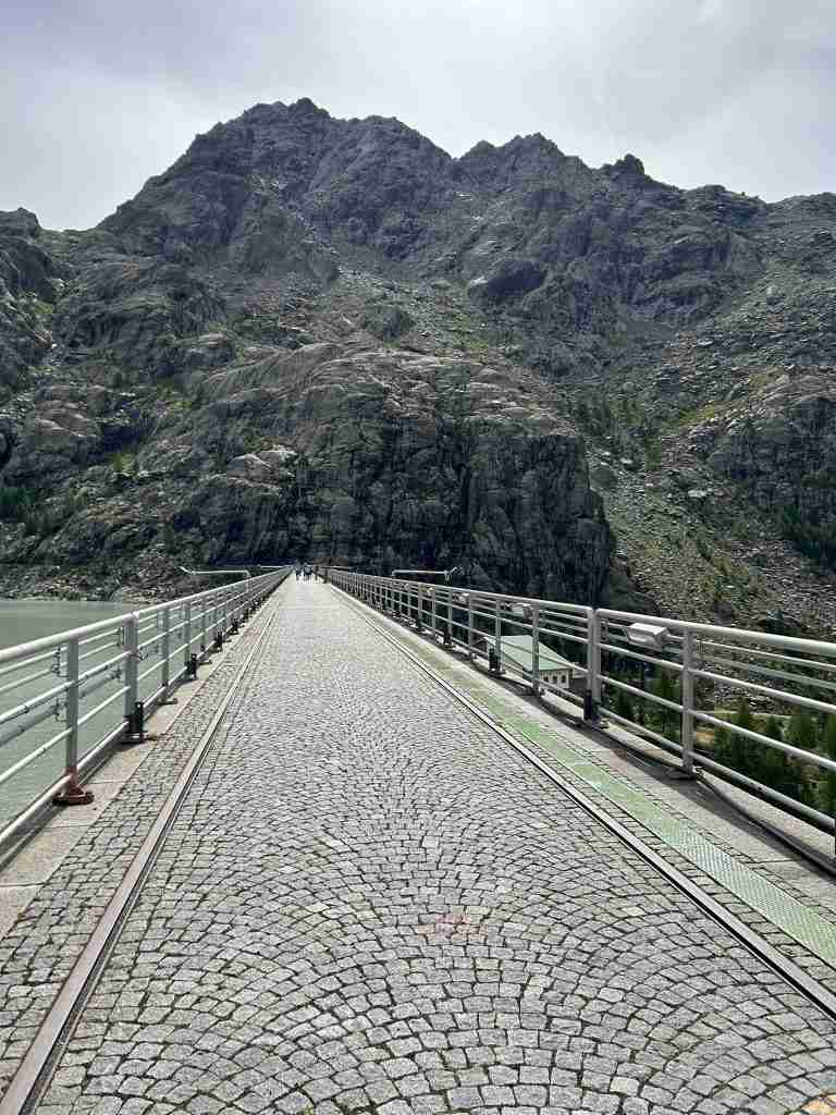 La diga si estende su una lunghezza di 530 metri