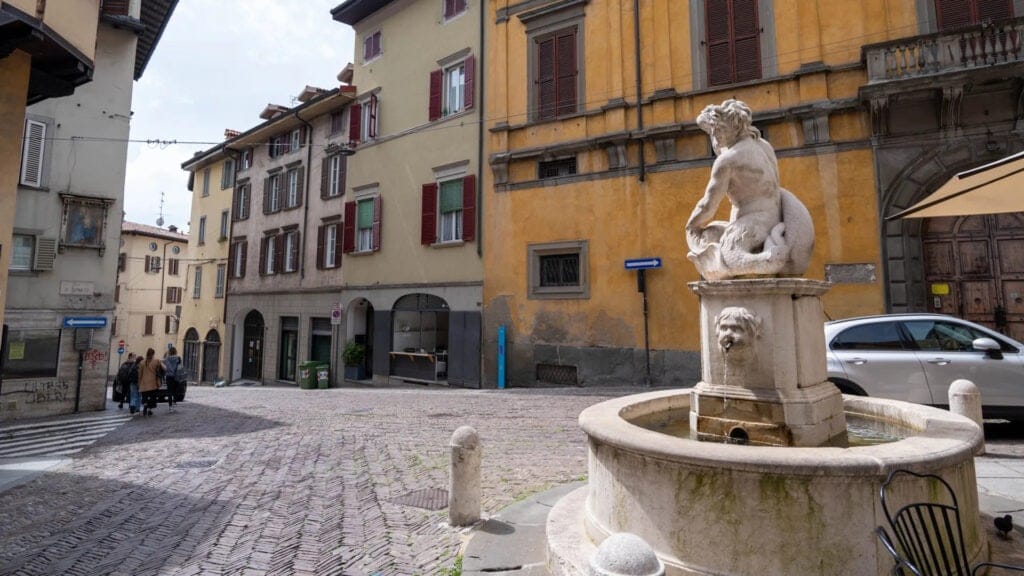 Fontana del Delfino Via Pignolo (BG)